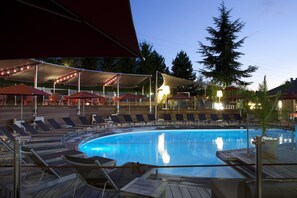 Una piscina al aire libre de temporada