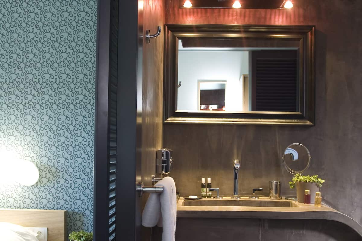 superior double room | bathroom | separate bathtub and shower, free toiletries, hair dryer, towels