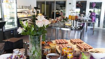 Tägliches Frühstücksbuffet gegen Gebühr
