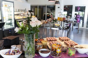 Daily buffet breakfast for a fee - Hôtel du Golf (Saint-Etienne)