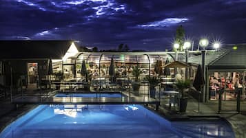 Una piscina al aire libre de temporada