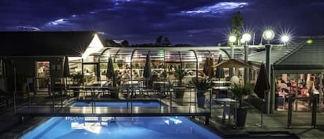 Una piscina al aire libre de temporada