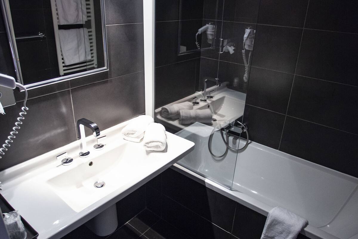 superior double room | bathroom | separate bathtub and shower, free toiletries, hair dryer, towels
