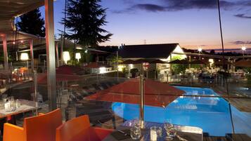 Serveert ontbijt, lunch, Franse gerechten, uitzicht op het zwembad