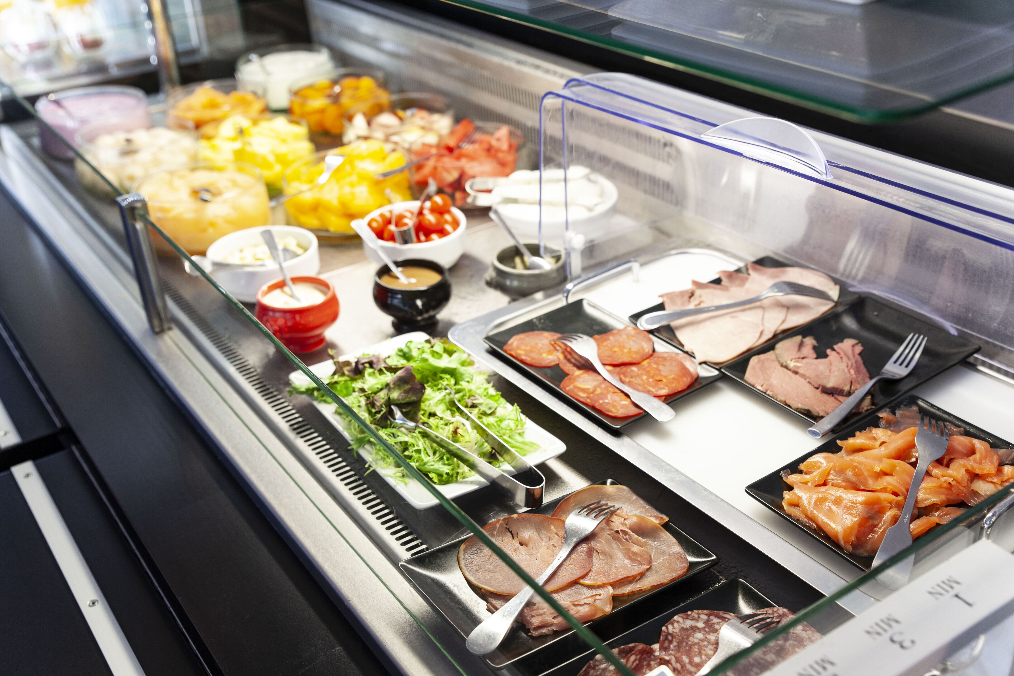 Ein Buffet mit verschiedenen Speisen und Beilagen.