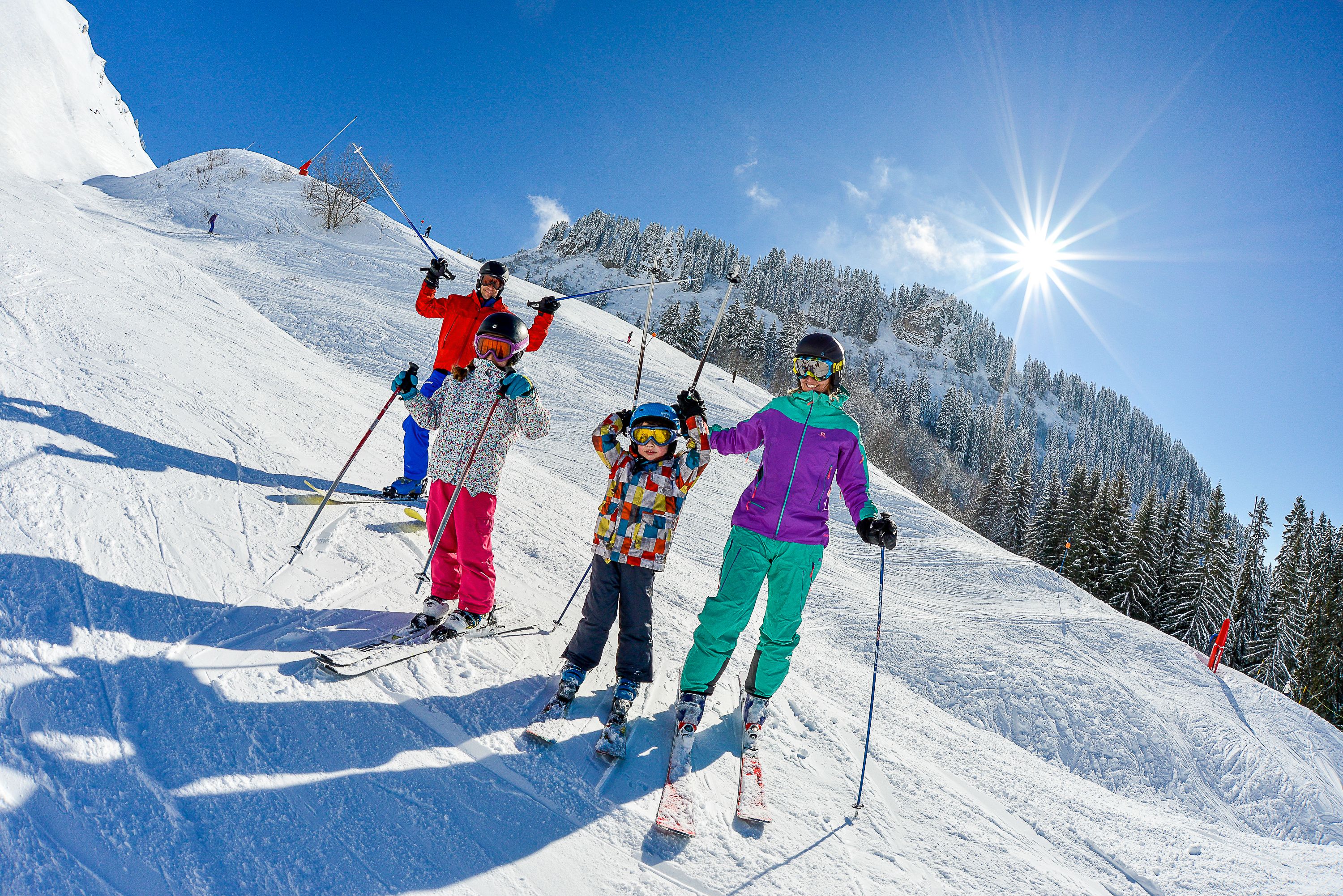Een besneeuwde piste met skiërs.