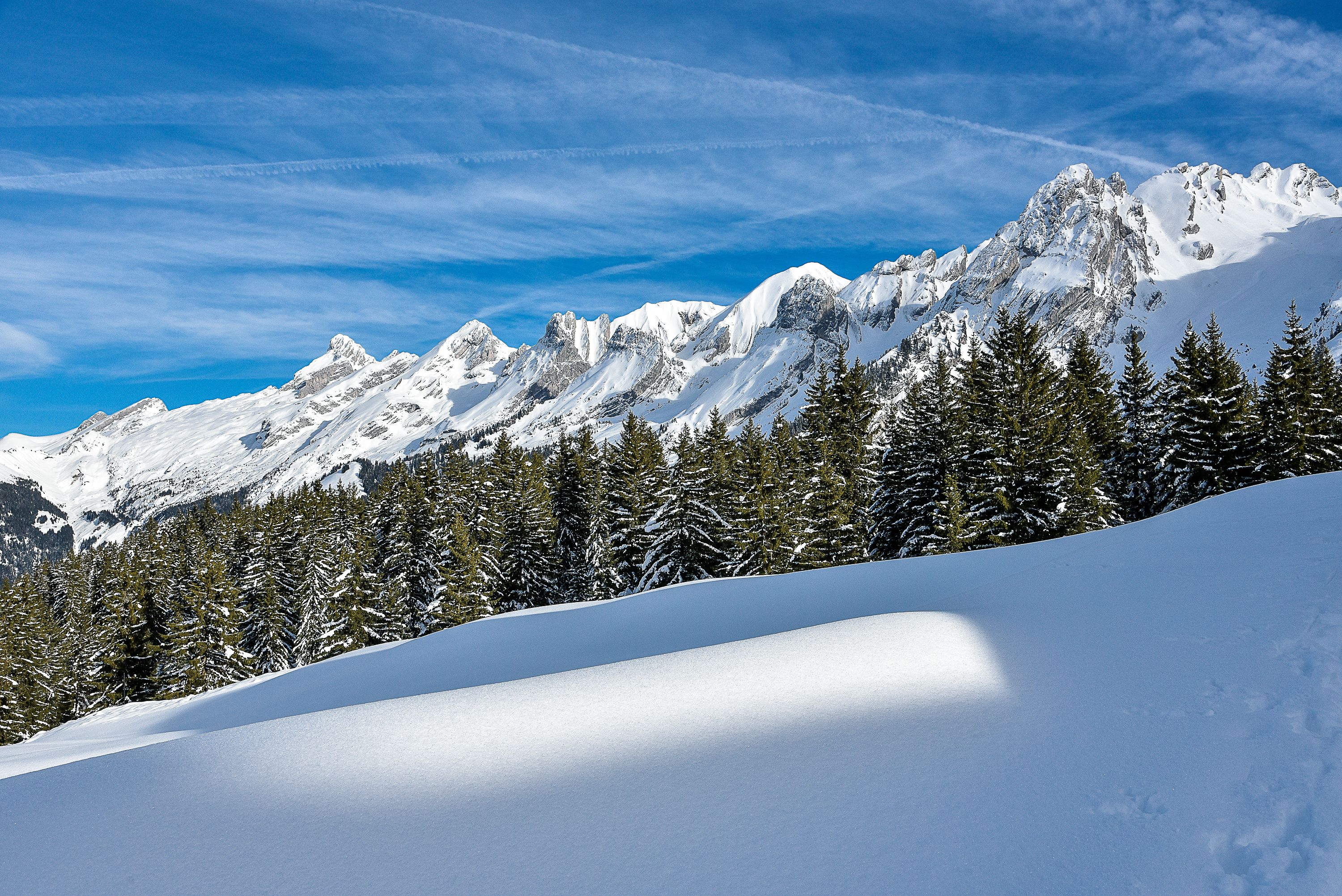 Een besneeuwd berglandschap met heldere lucht.