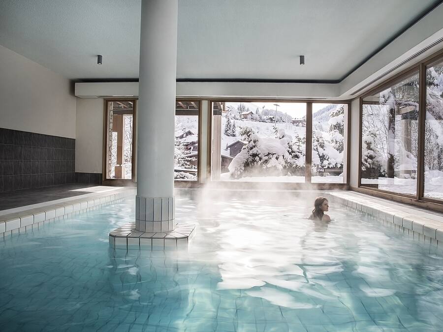 Kolam renang tertutup, kerusi lepak pantai