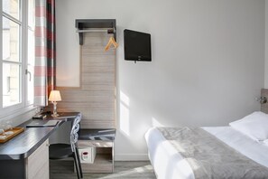 ميني بار وخزنة داخل الغرفة ومكواة/لوح كي وأسرّة أطفال/رضّع (مجانًا)