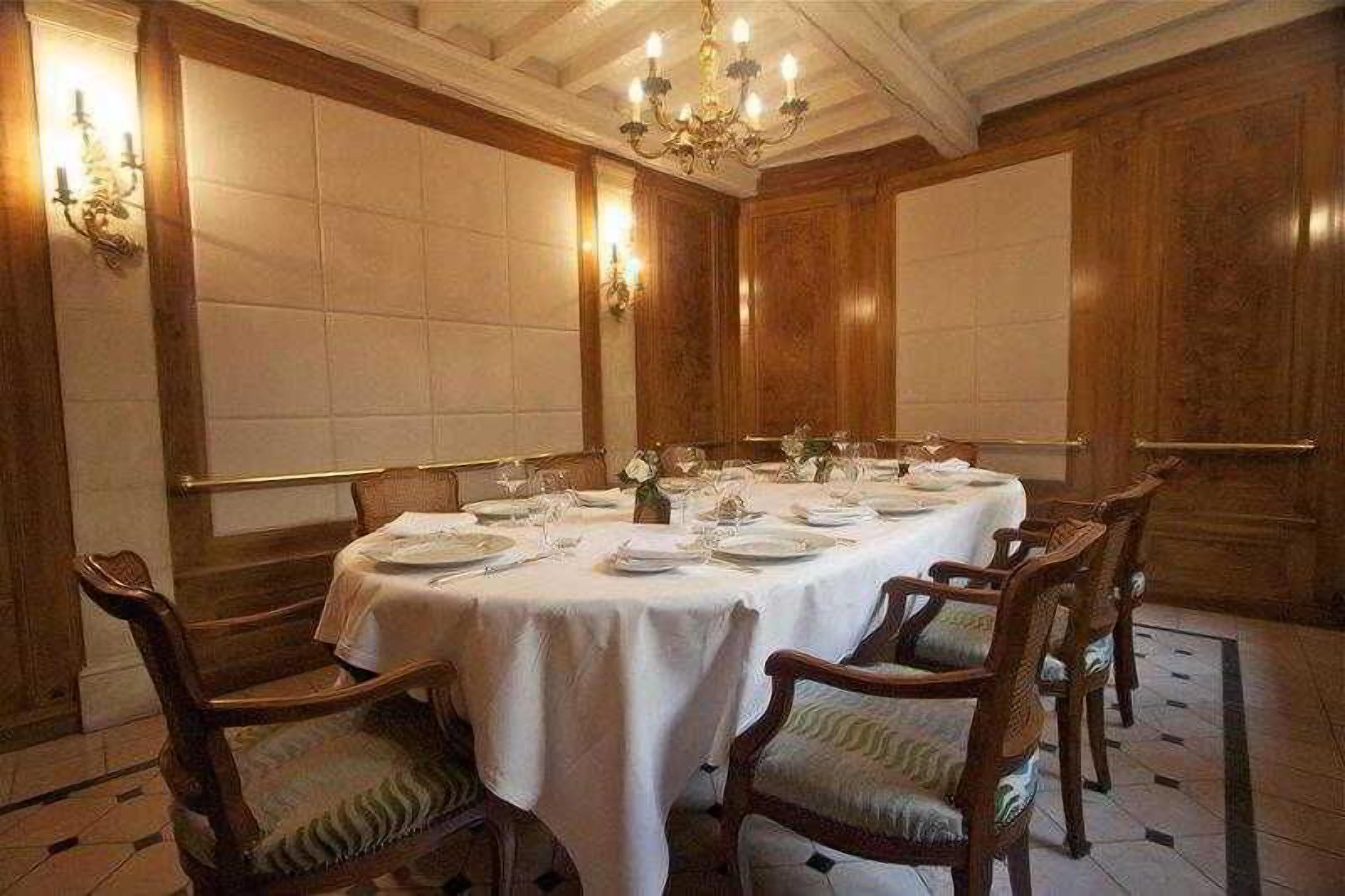 Lunch and dinner served, French cuisine