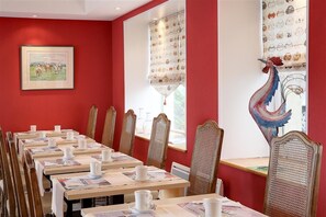 Lunch and dinner served, French cuisine