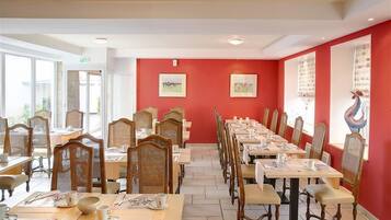 Lunch and dinner served, French cuisine