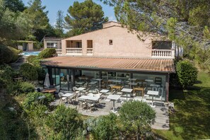 Petit déjeuner buffet (14 EUR par personne)