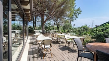 Petit déjeuner buffet (14 EUR par personne)