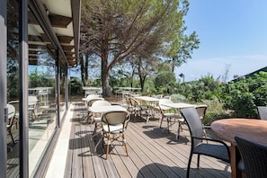 Petit déjeuner buffet (14 EUR par personne)