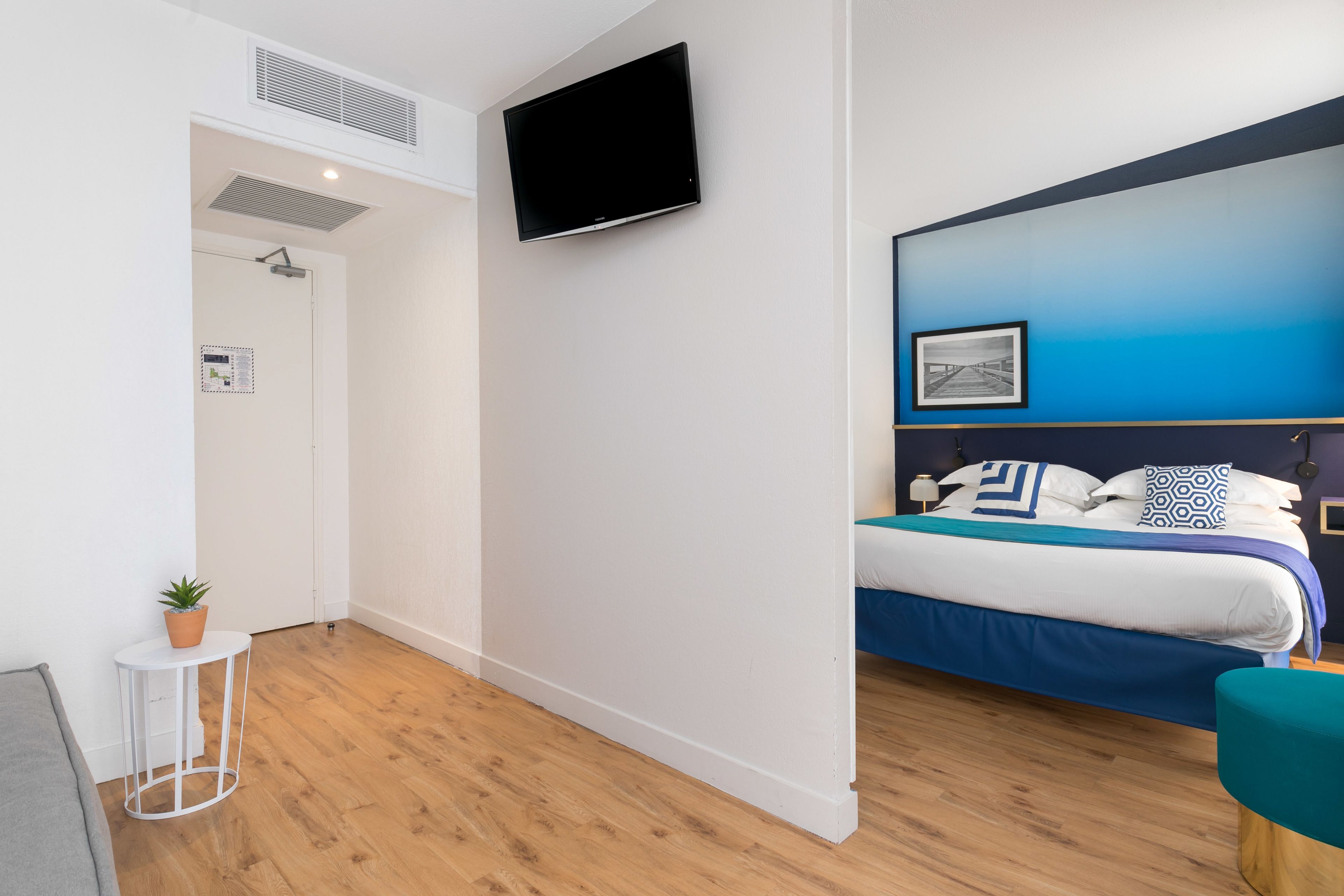 cabin junior suite with terrace | in-room safe, desk, blackout curtains, soundproofing