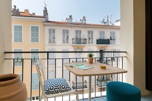 Cabin Junior Suite with Terrace | City view