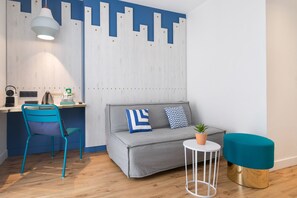 Junior Cabin (suite) | Ruang tamu | 0 inci televisyen skrin rata dengan satelit, TV
