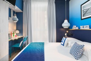 Tweepersoonskamer (Cabine) | Een kluis op de kamer, een bureau, verduisterende gordijnen