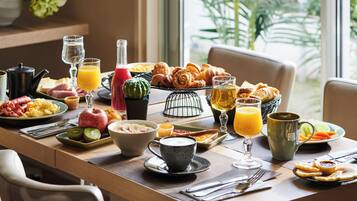 Petit déjeuner buffet (16 EUR par personne)