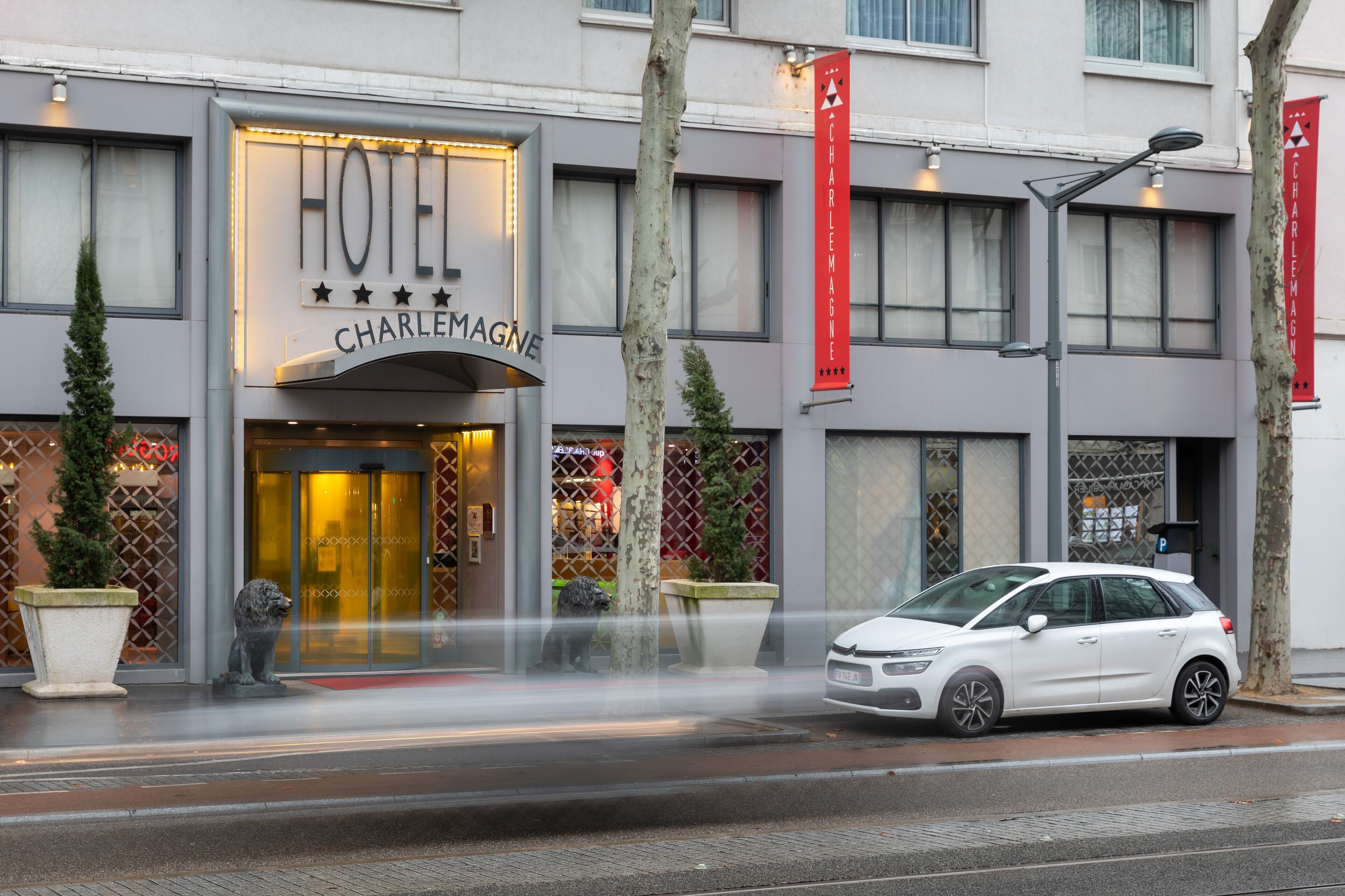 Vista frontal de la propiedad