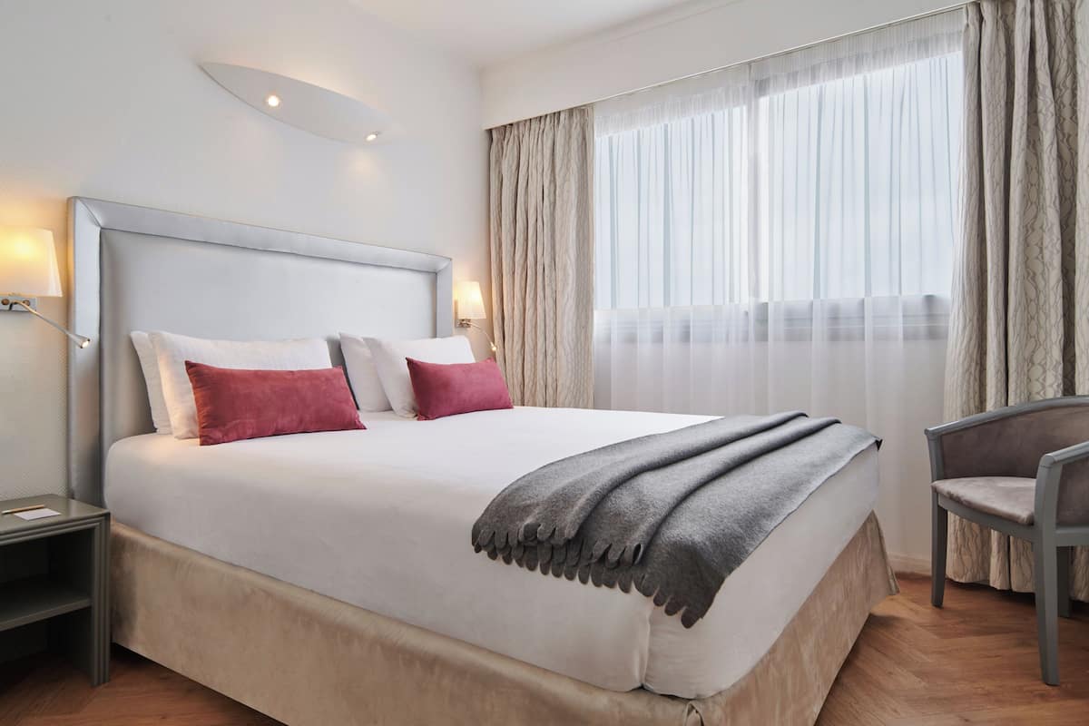 Habitación estándar con 1 cama matrimonial o 2 individuales (Courtyard View or City View) | Ropa de cama de alta calidad, escritorio y cortinas blackout