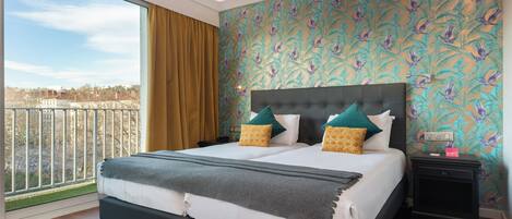 Habitación superior con 1 cama doble o 2 individuales | Ropa de cama de alta calidad, escritorio, cortinas opacas