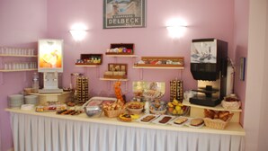 Un buffet proposant une variété de plats et une machine à café.