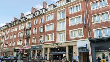 Vista frontal de la propiedad