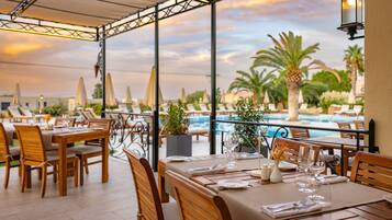 Serveert ontbijt, lunch, Mediterrane gerechten, uitzicht op het zwembad