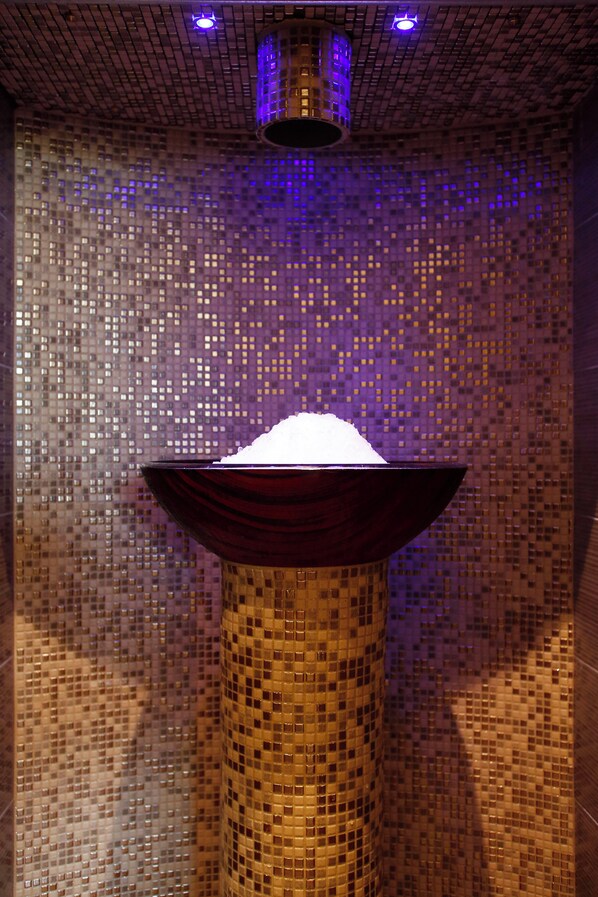 Couples treatment room(s), sauna, hot tub, steam room
