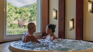 A couple in a hot tub with a view of a lush landscape. - Hotel Corsica & Spa Serena (Calvi)
