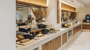 A buffet setup with various food items and decorative elements. - Hotel Corsica & Spa Serena (Calvi)