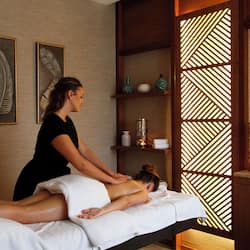 Salas para tratamentos a dois, sauna seca, banheira de hidromassagem