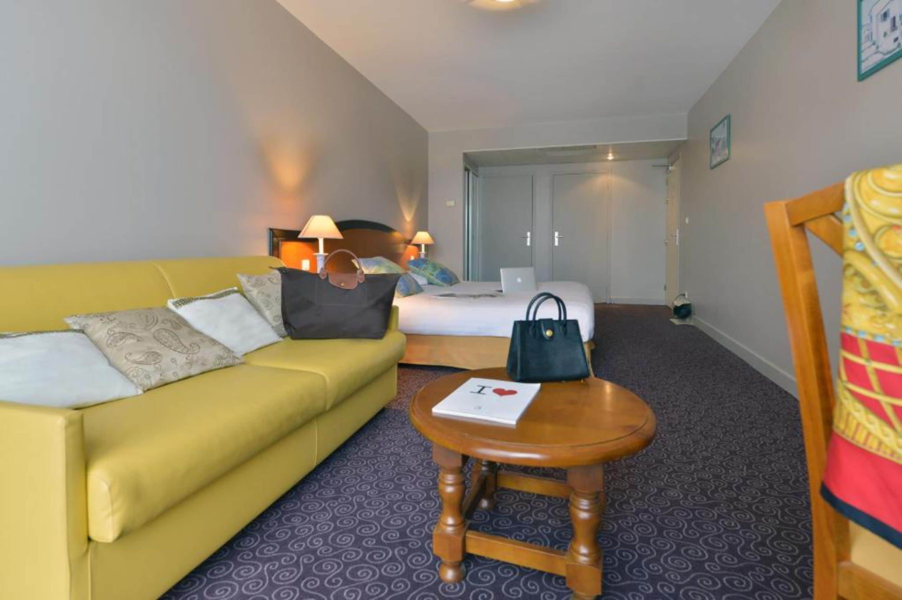 deluxe quadruple room | minibar, in-room safe, desk, soundproofing