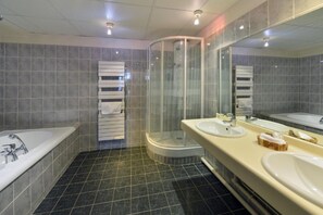 Family Room | Bathroom | Combined shower/tub, rainfall showerhead, hair dryer, towels