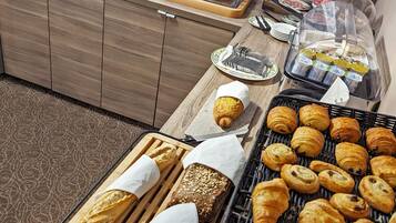 Päivittäinen buffetaamiainen (15 EUR per henkilö)