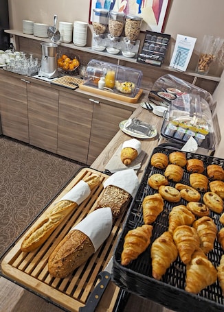 Desayuno buffet diario (EUR 15 por persona). Soleil et Jardin