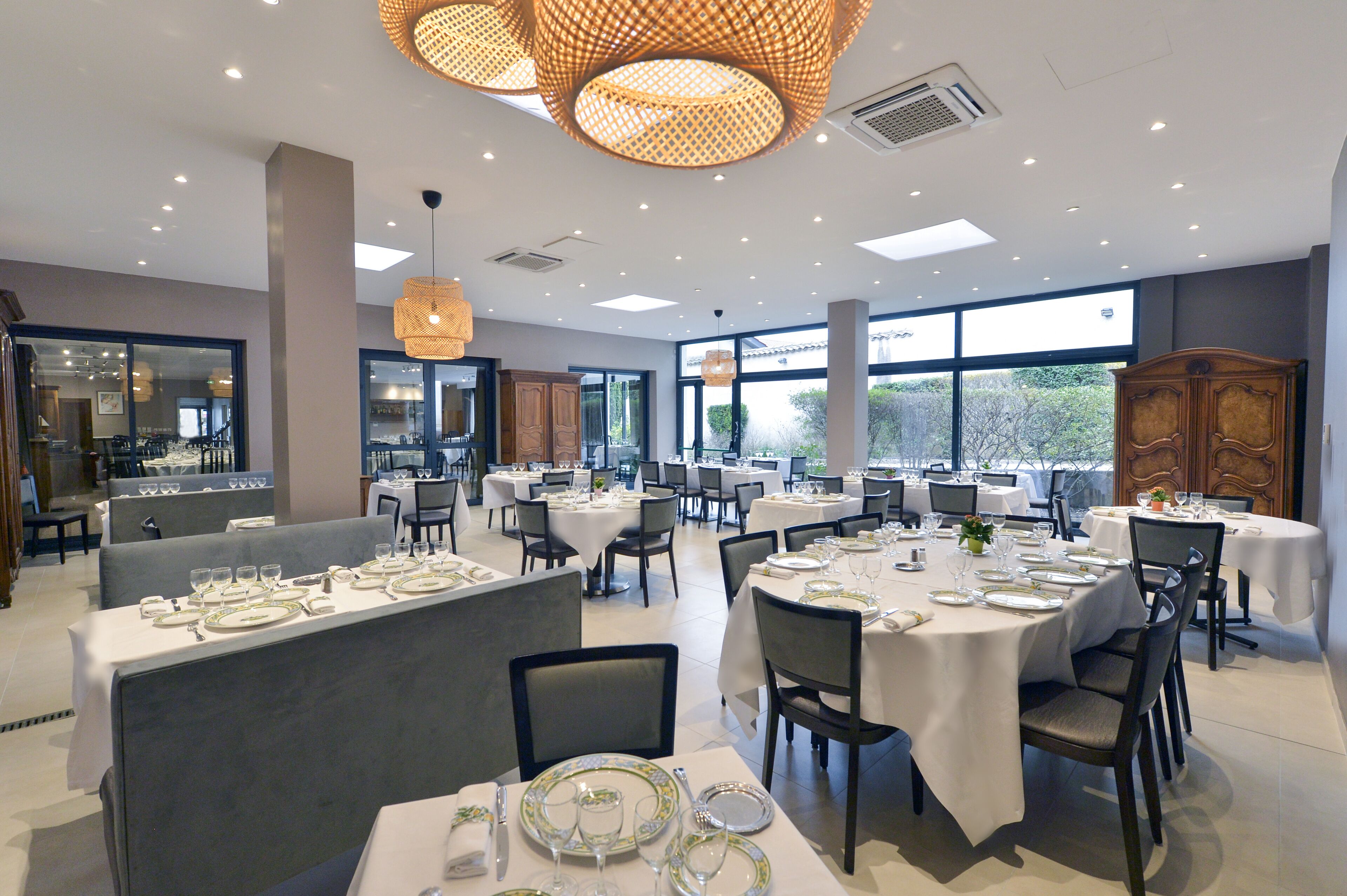 lunch and dinner served, french cuisine