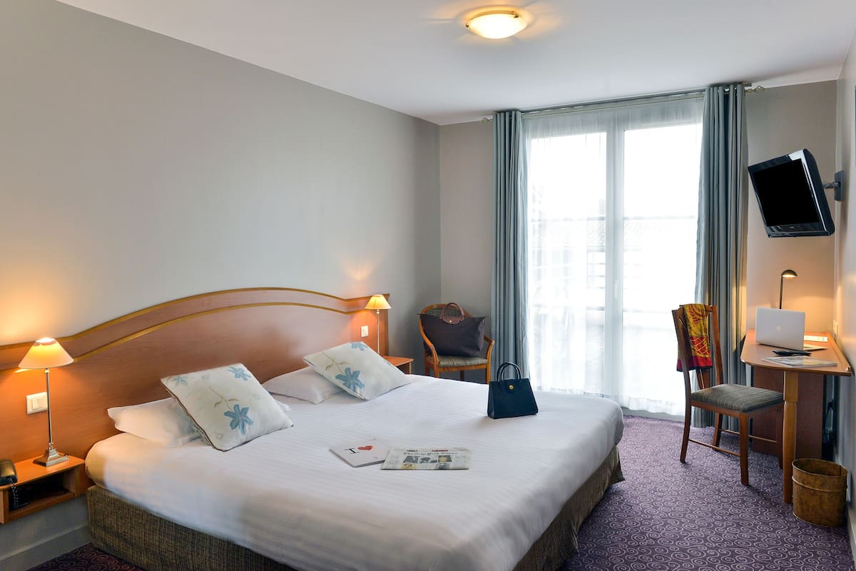 Comfort Double Room | Minibar, in-room safe, desk, soundproofing