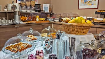 朝食 (ビュッフェ)、毎日提供 (有料)