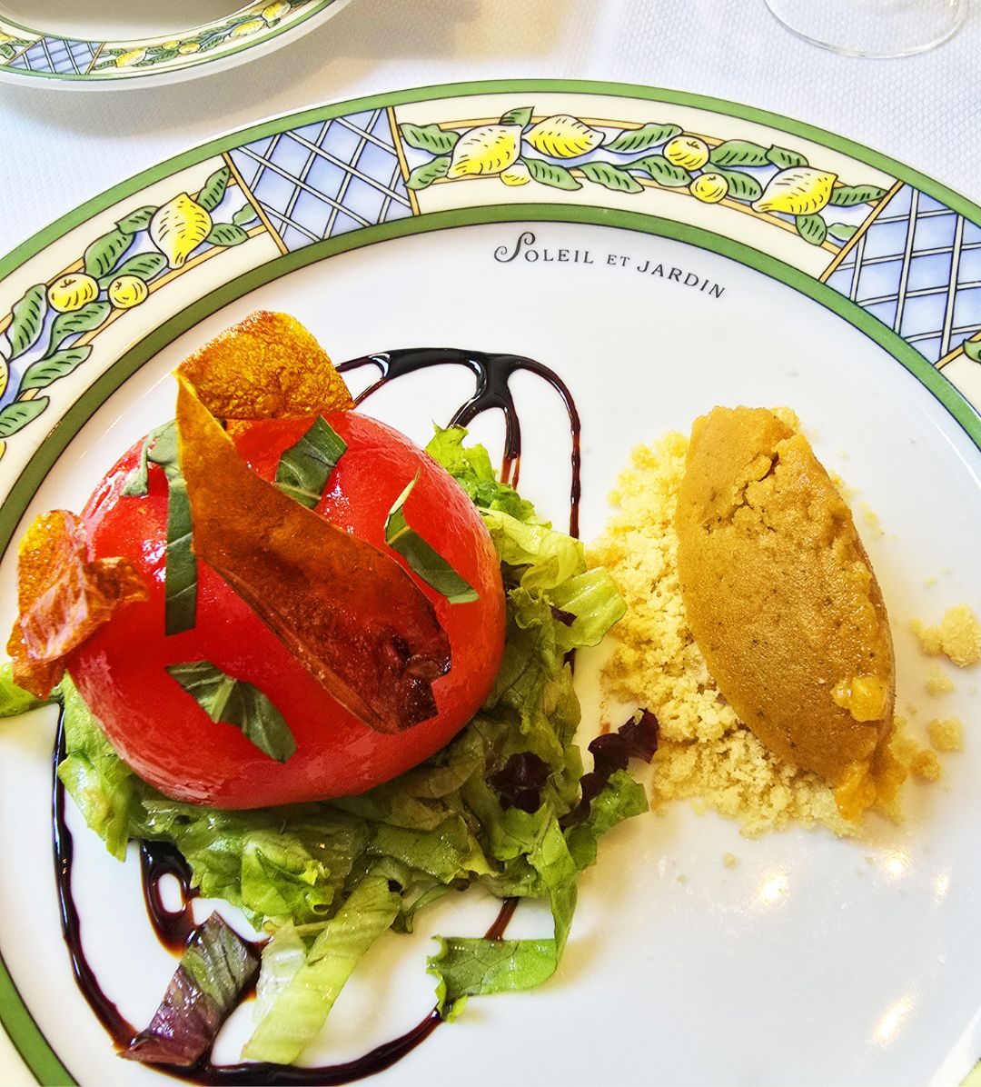 Un plato con una rodaja de tomate, lechuga y una rebanada de pan, acompañado de un recuadro con texto en francés.