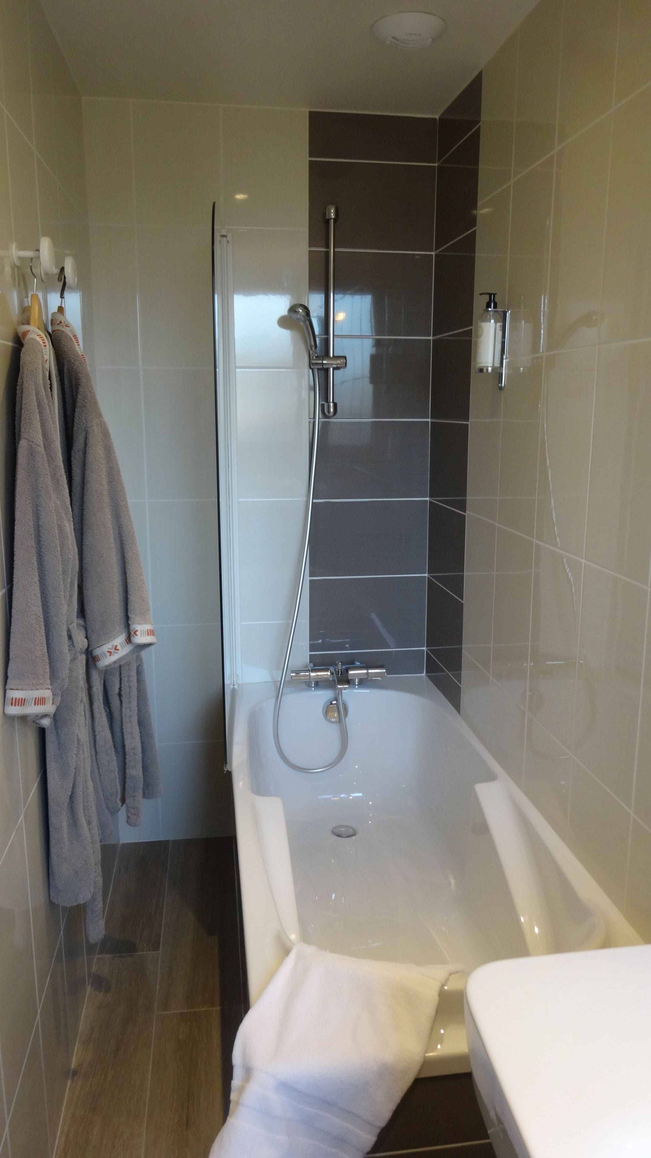 standard room, 1 single bed | bathroom | free toiletries, hair dryer, towels