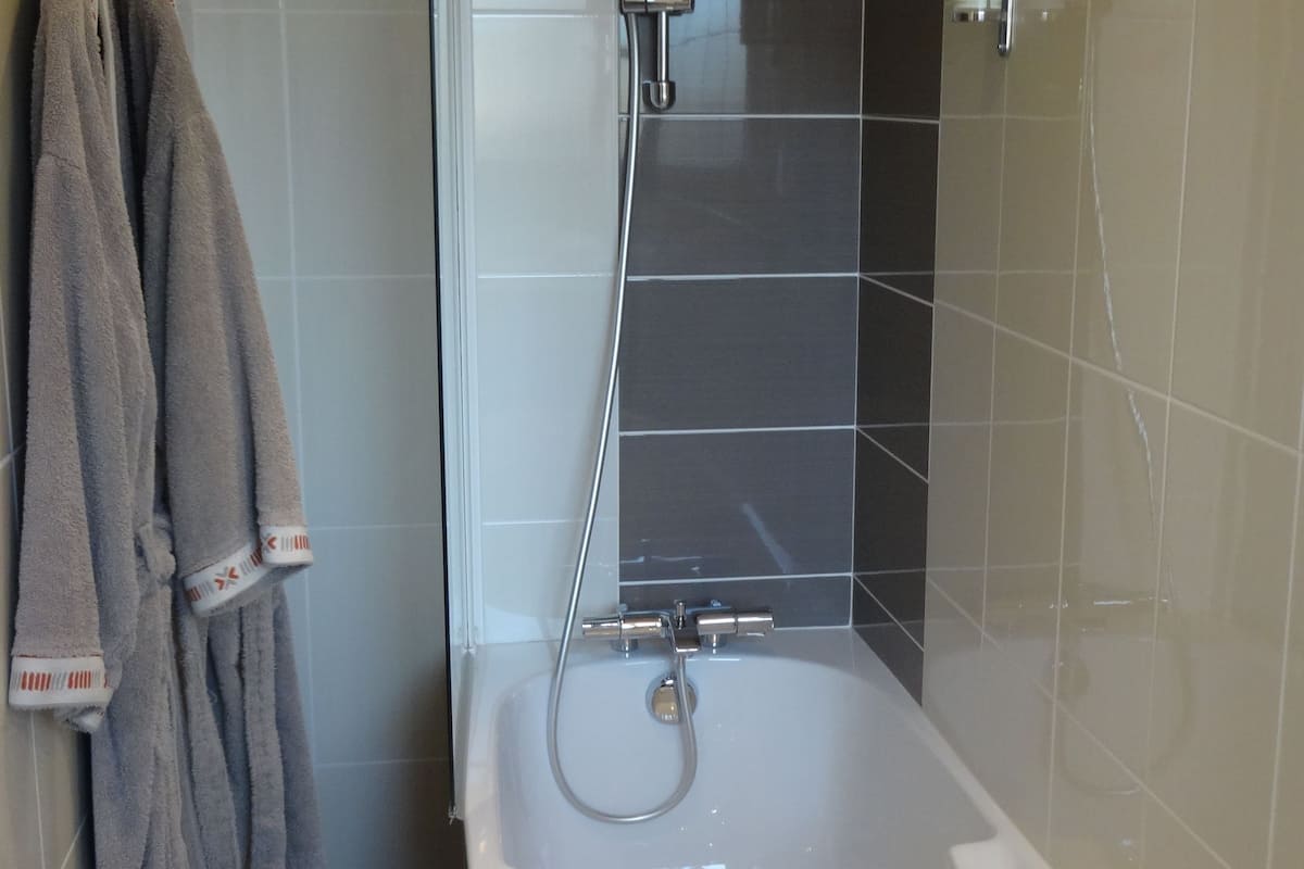 standard room, 1 single bed | bathroom | free toiletries, hair dryer, towels