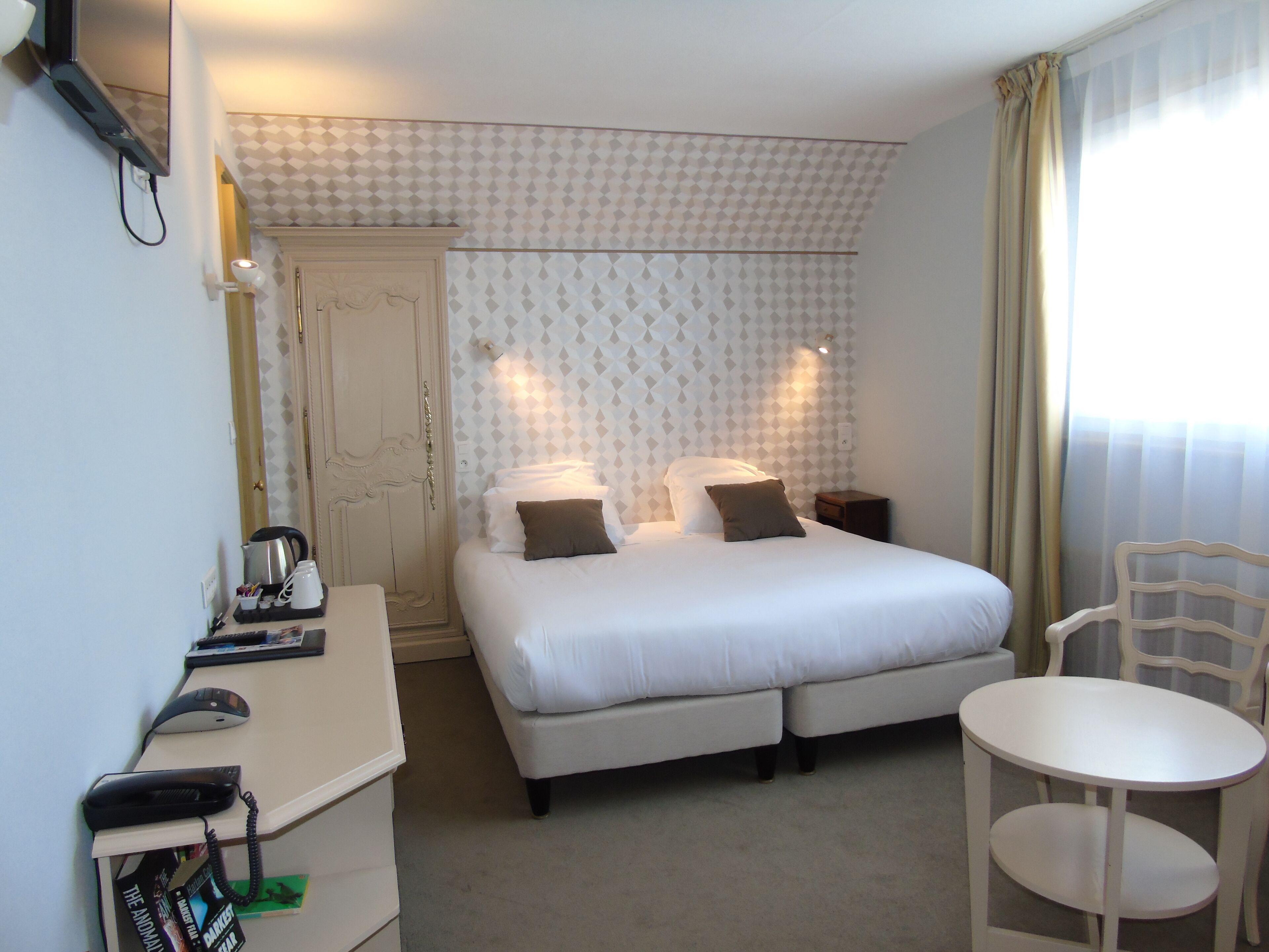 deluxe room, 1 king bed (living room) | in-room safe, desk, soundproofing, cots/infant beds