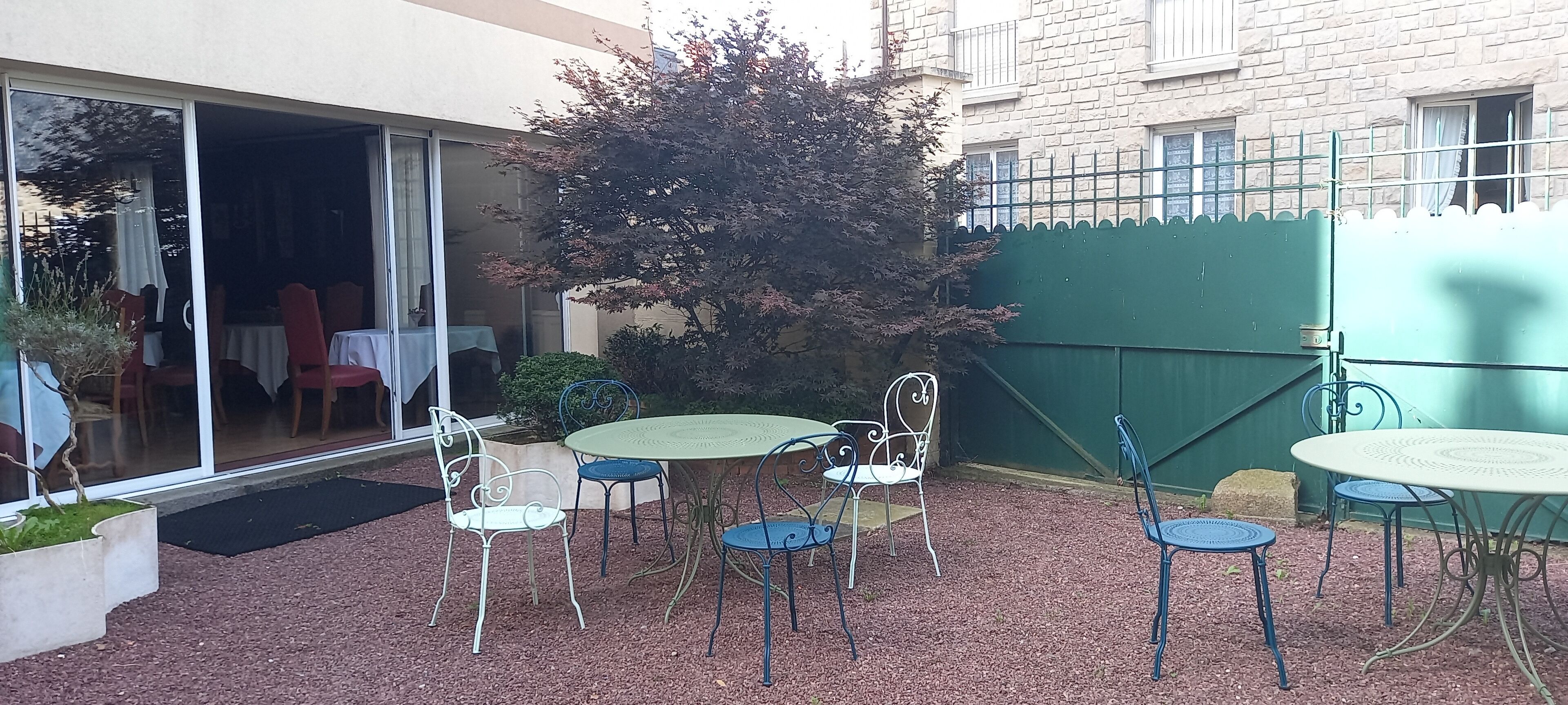 family room, multiple beds, bathtub, garden view | garden view