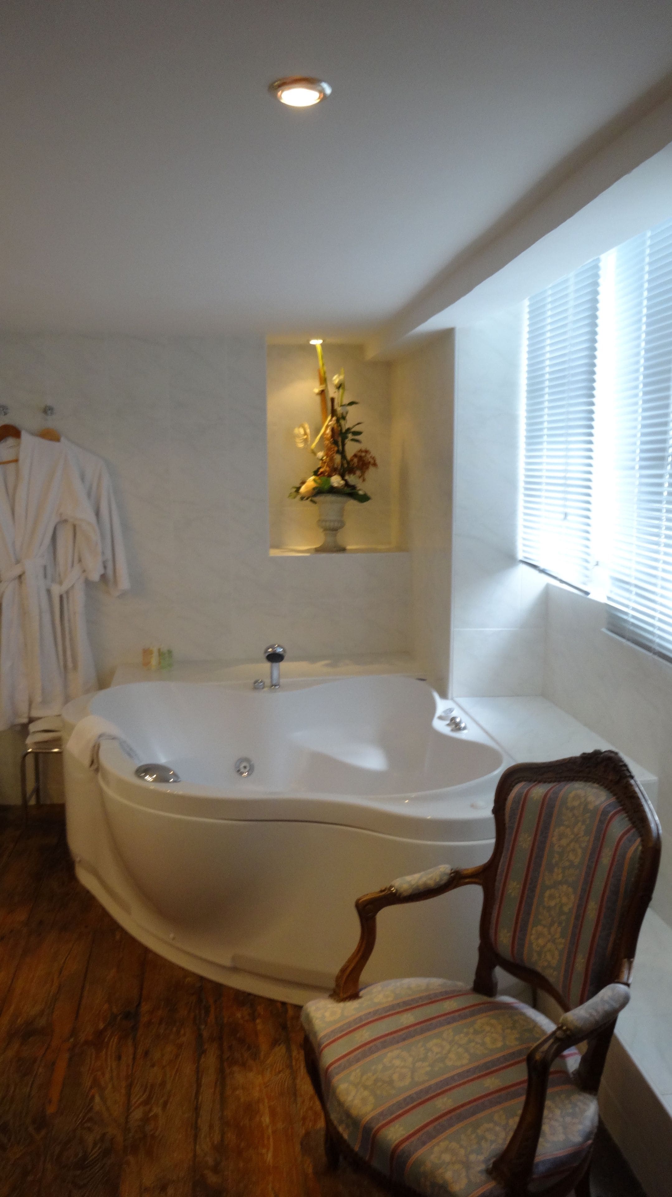 suite, 2 single beds, jetted tub | jetted bathtub