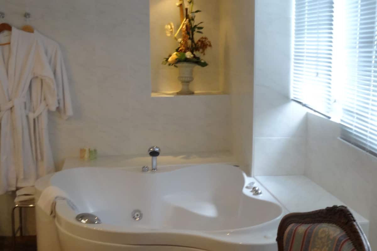 suite, 2 single beds, jetted tub | jetted bathtub