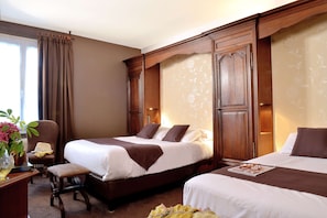 Chambre Familiale, plusieurs lits, baignoire, vue jardin