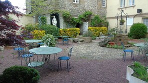 Chambre Familiale, plusieurs lits, baignoire, vue jardin | Terrasse/Patio